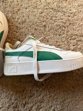 Puma White Low-Top Sneakers with Green Stripe